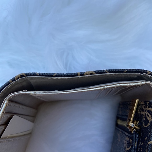 New GUESS Logo Small Trifold Wallet - Picture 7 of 7